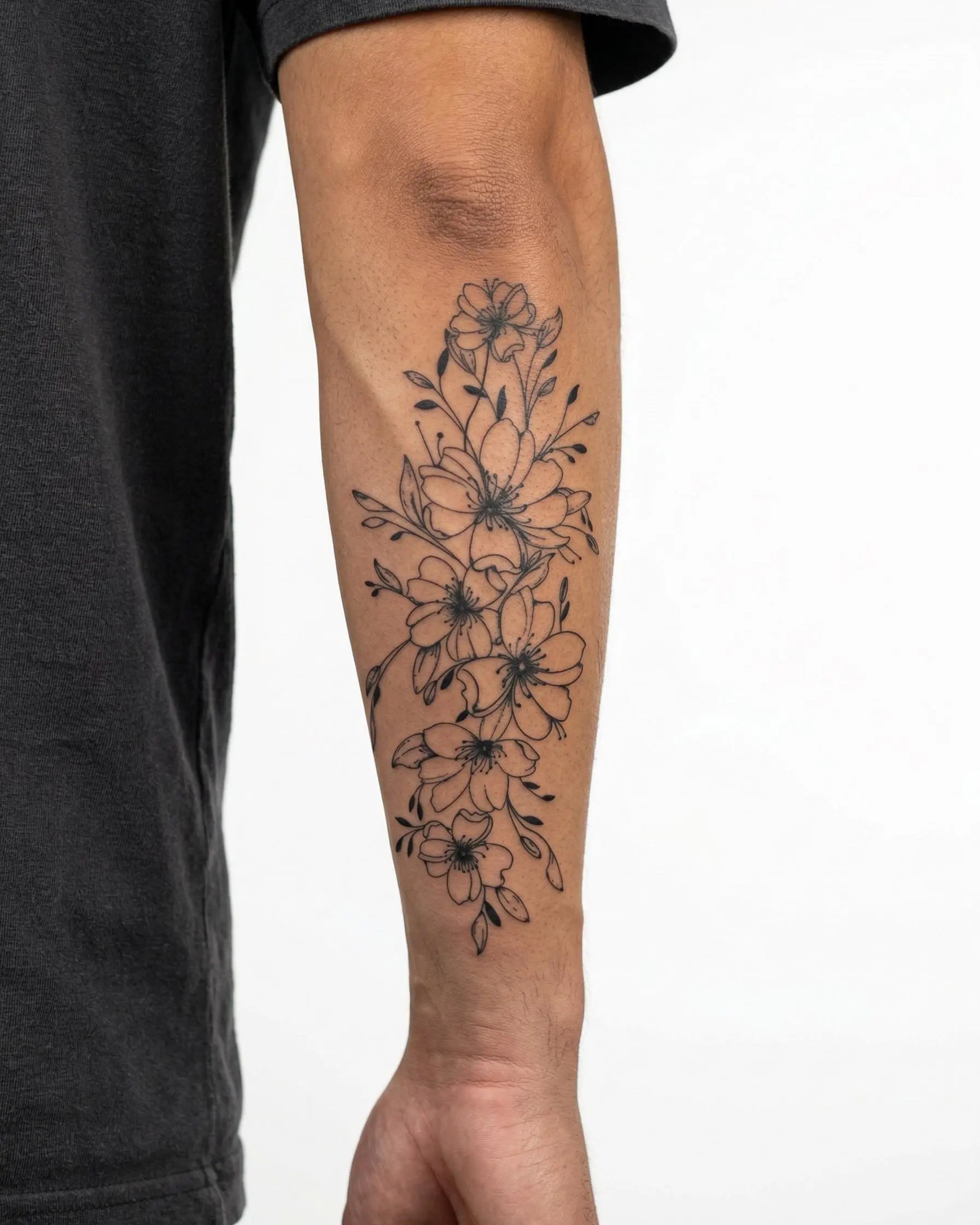 Tatuaggio semi-permanente INKON Cascata di Fiori di Ciliegio applicato su un uomo – design 4 x 7 in (10x17cm), aspetto realistico dell'inchiostro, dura 10 giorni