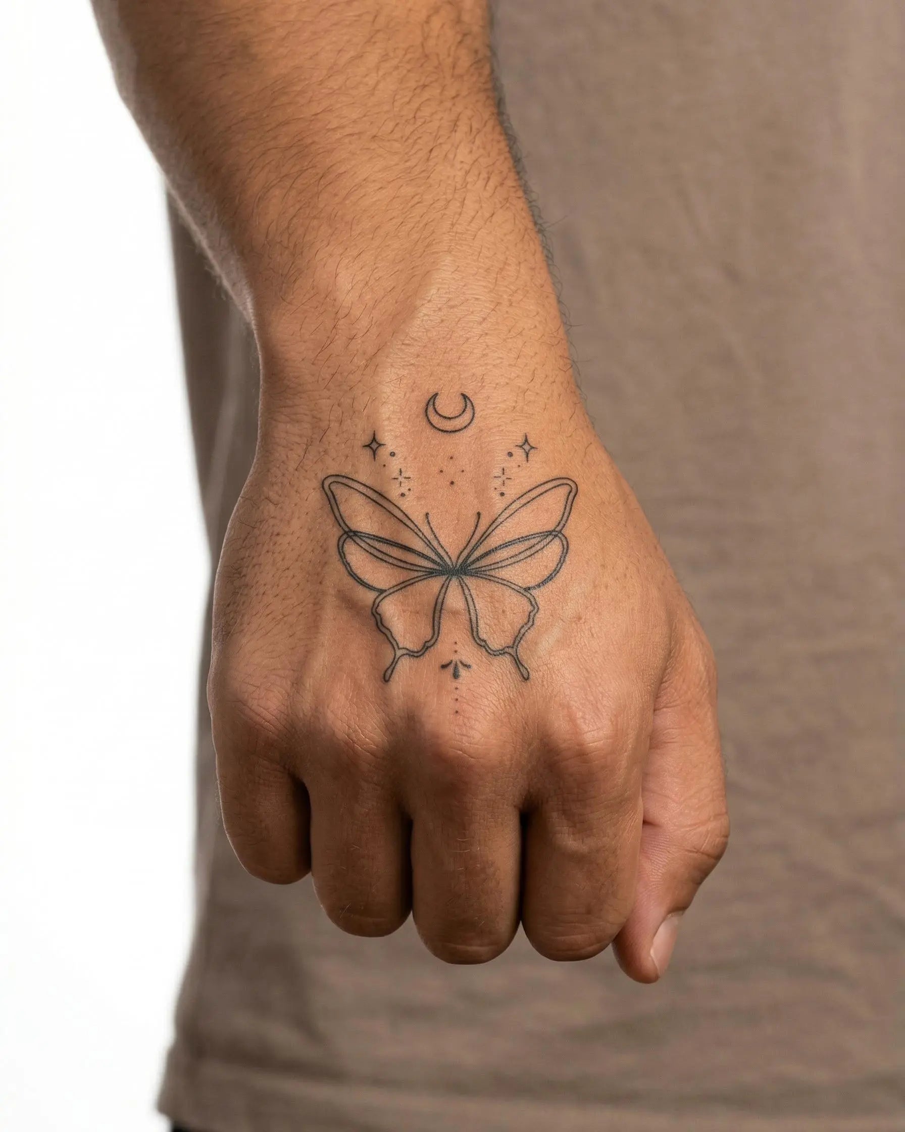Tatuaggio semi-permanente INKON Celestial Butterfly applicato su un uomo – design 2 x 2 in (5x5cm), aspetto realistico dell'inchiostro, dura 10 giorni