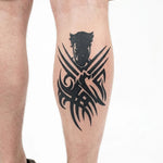 Tatuaggio semi-permanente INKON Artigli del Guerriero Tribale applicato su un uomo – design 4 x 7 in (10x17cm), aspetto realistico dell'inchiostro, dura 10 giorni