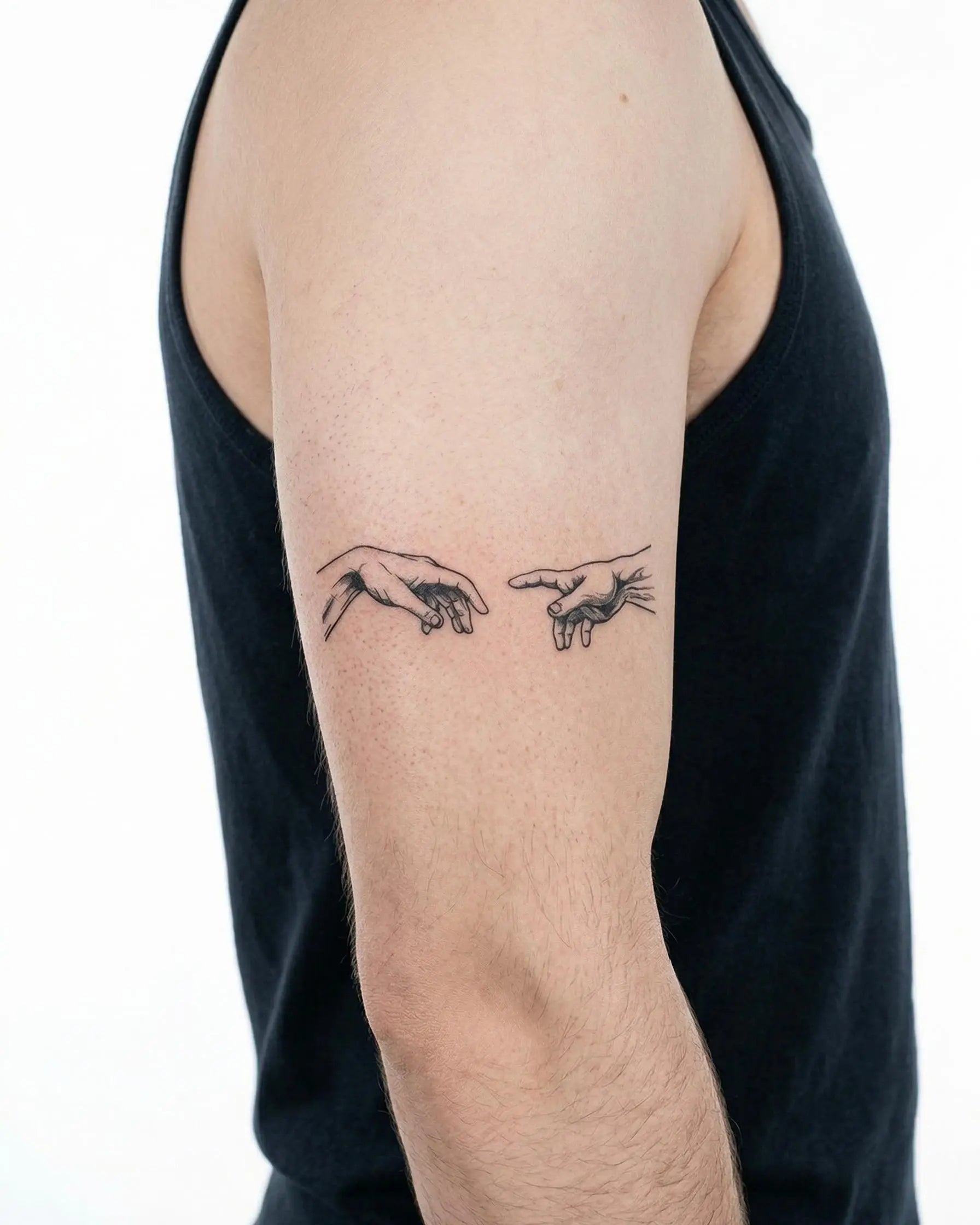 Tatuaggio semi-permanente INKON Creation Hands applicato su un uomo – design 3 x 4 in (6x11cm), aspetto realistico dell'inchiostro, dura 10 giorni
