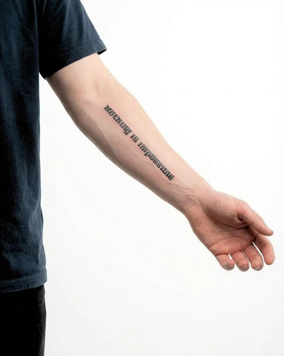 Tatuaggio semi-permanente INKON Nothing Is Impossible applicato su un uomo – design 4 x 7 in (10x17cm), aspetto realistico dell'inchiostro, dura 10 giorni