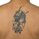 Tatuaggio semi-permanente INKON Maschera Hannya e Geisha applicato su un uomo – design 4 x 7 in (10x17cm), aspetto realistico dell'inchiostro, dura 10 giorni