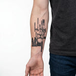 Tatuaggio semi-permanente INKON Leone e Silhouette di Famiglia applicato su un uomo – design 4 x 7 in (10x17cm), aspetto realistico dell'inchiostro, dura 10 giorni