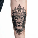 Tatuaggio semi-permanente INKON Leone Coronato applicato su un uomo – design 4 x 7 in (10x17cm), aspetto realistico dell'inchiostro, dura 10 giorni