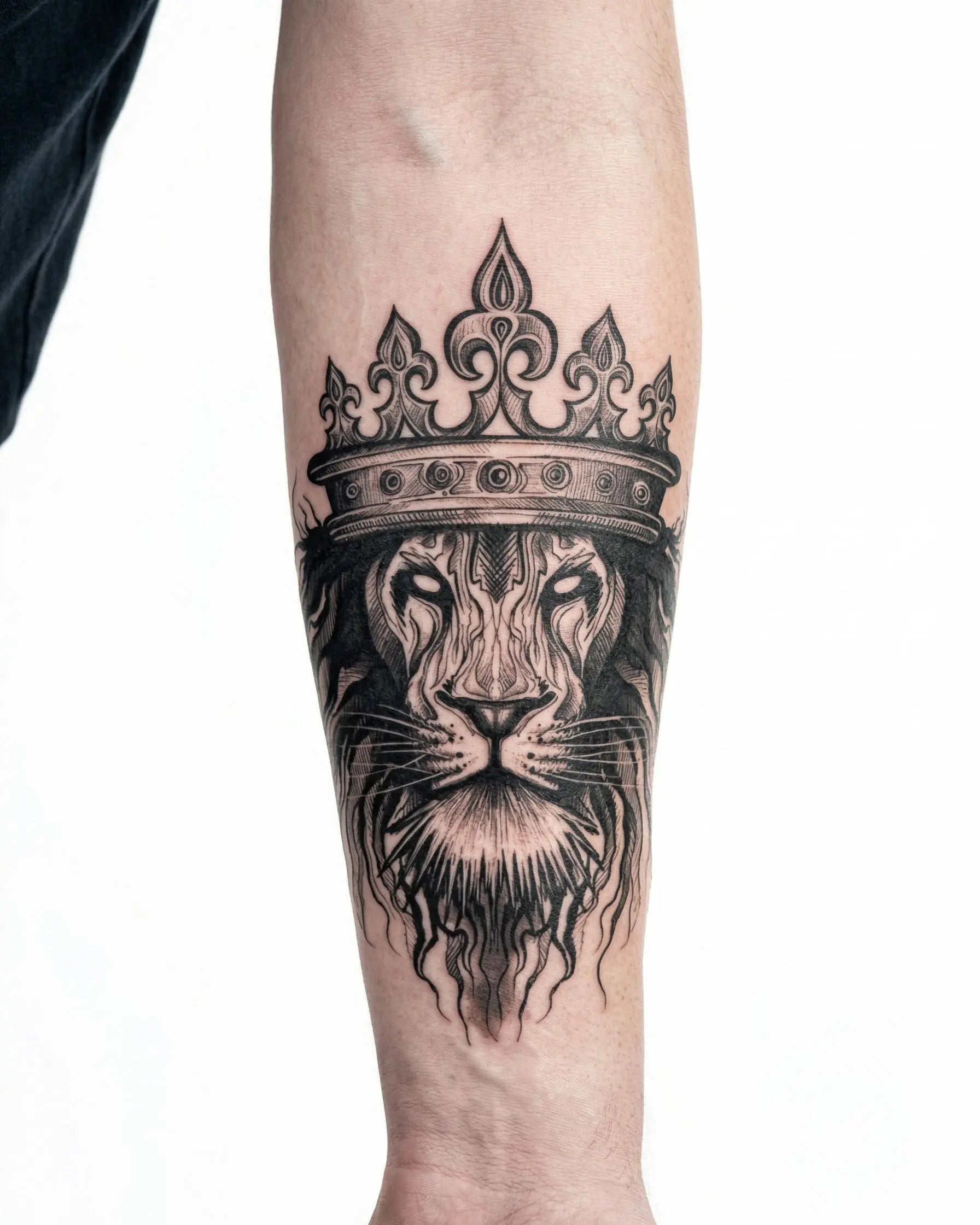 Tatuaggio semi-permanente INKON Leone Coronato applicato su un uomo – design 4 x 7 in (10x17cm), aspetto realistico dell'inchiostro, dura 10 giorni