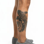 Tatuaggio semi-permanente INKON Pesce Koi applicato su un uomo – design 4 x 7 in (10x17cm), aspetto realistico dell'inchiostro, dura 10 giorni