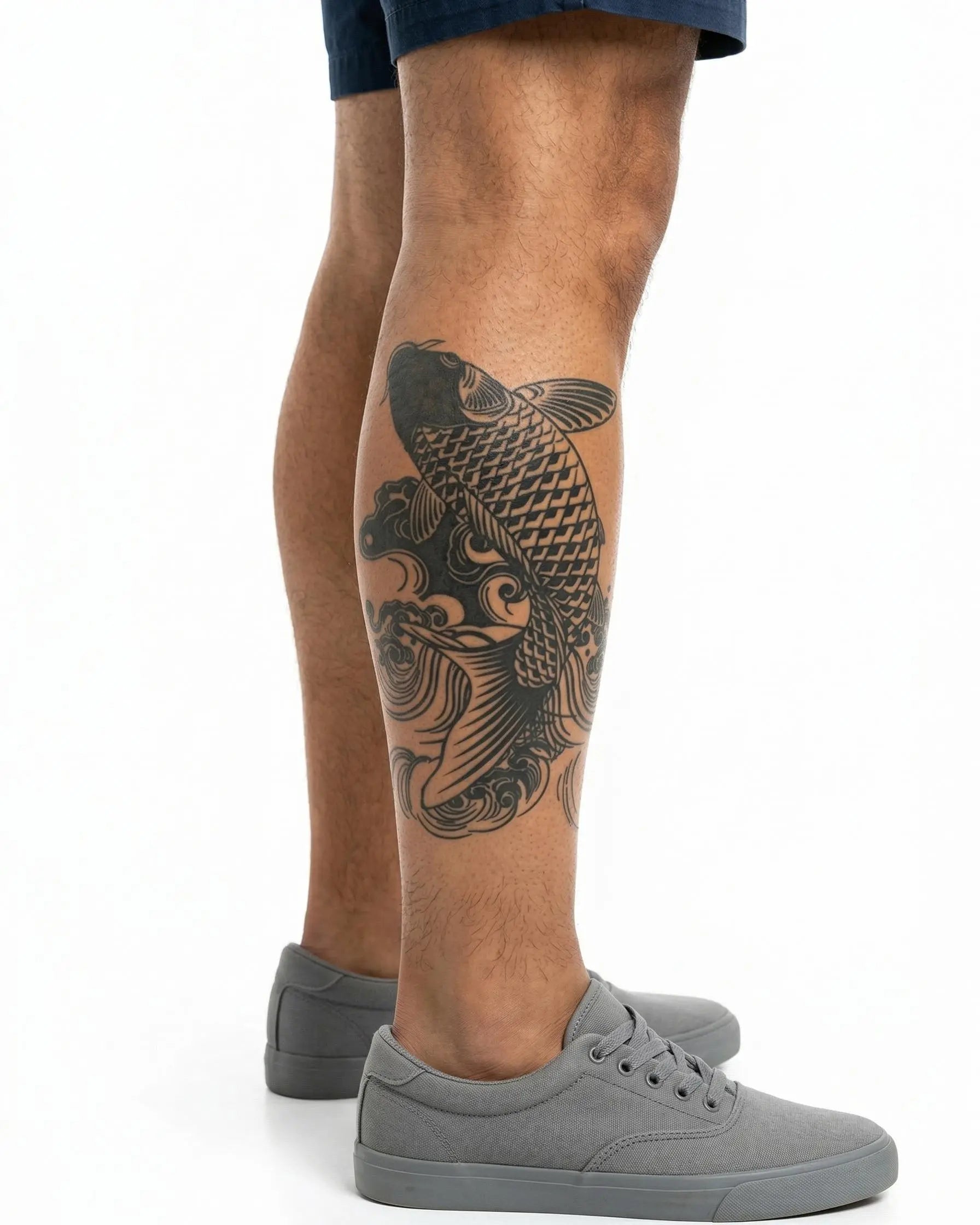 Tatuaggio semi-permanente INKON Pesce Koi applicato su un uomo – design 4 x 7 in (10x17cm), aspetto realistico dell'inchiostro, dura 10 giorni