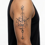 Tatuaggio semi-permanente INKON Bussola e Freccia Nautica applicato su un uomo – design 4 x 7 in (10x17cm), aspetto realistico dell'inchiostro, dura 10 giorni