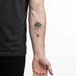 Tatuaggio semi-permanente INKON All-Seeing Eye & Star applicato su un uomo – design 3 x 4 in (6x11cm), aspetto realistico dell'inchiostro, dura 10 giorni