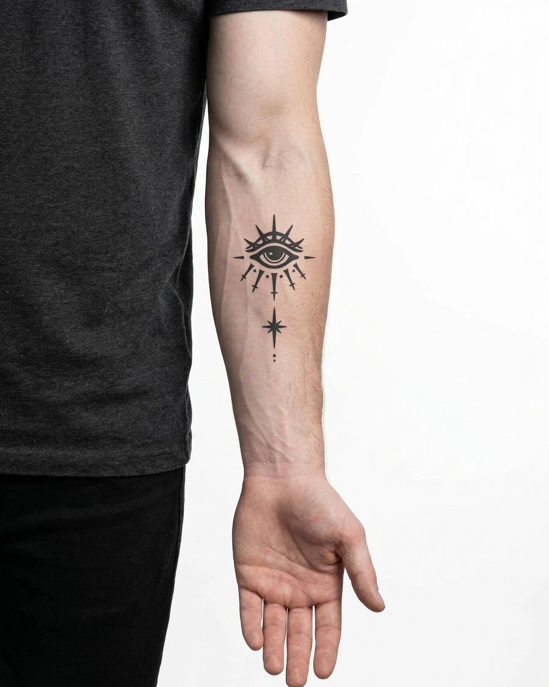 Tatuaggio semi-permanente INKON All-Seeing Eye & Star applicato su un uomo – design 3 x 4 in (6x11cm), aspetto realistico dell'inchiostro, dura 10 giorni
