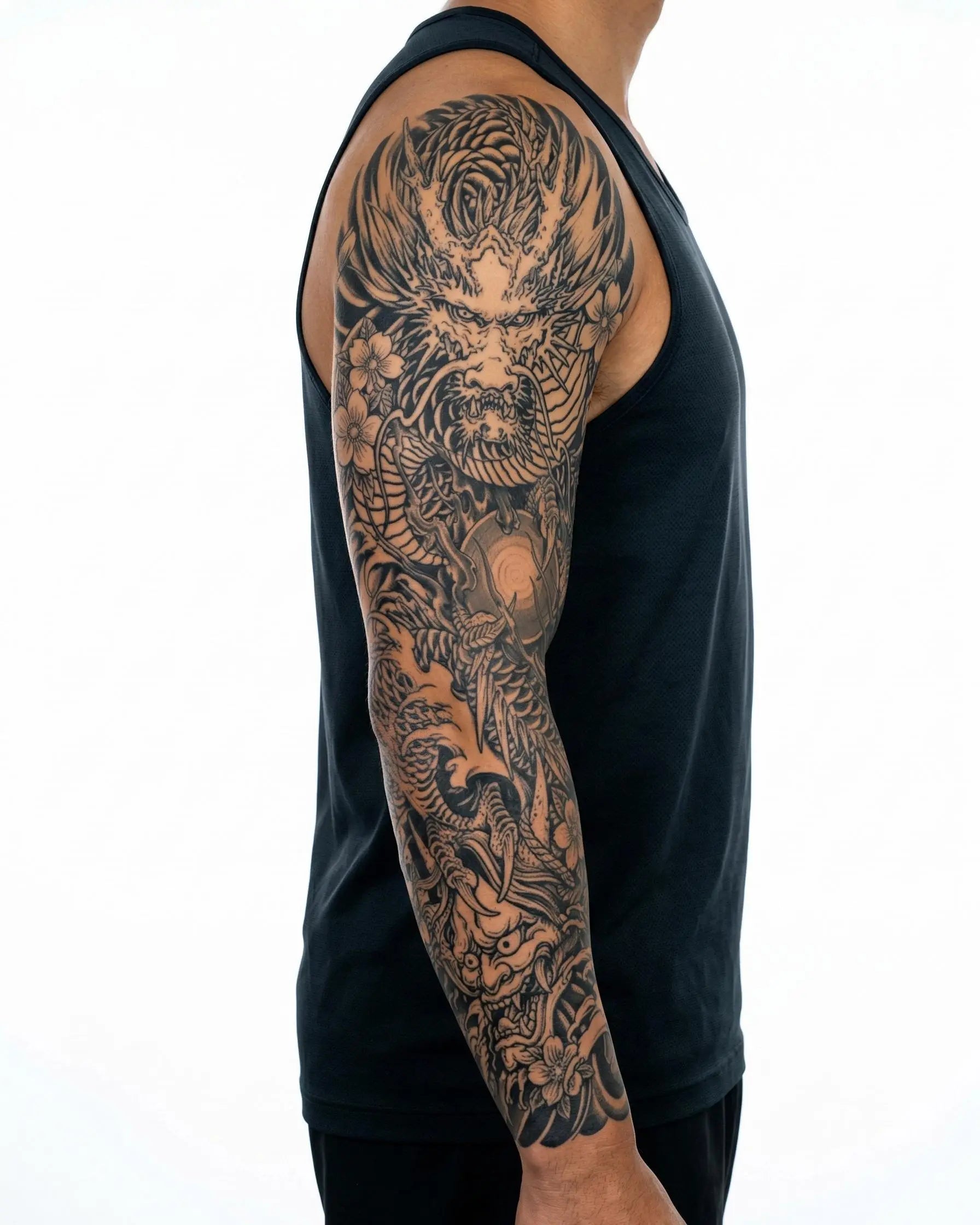 Tatuaggio semi-permanente INKON Japanese Dragon & Pearl applicato su un uomo – design 8 x 20 in (20x50cm), aspetto realistico dell'inchiostro, dura 10 giorni