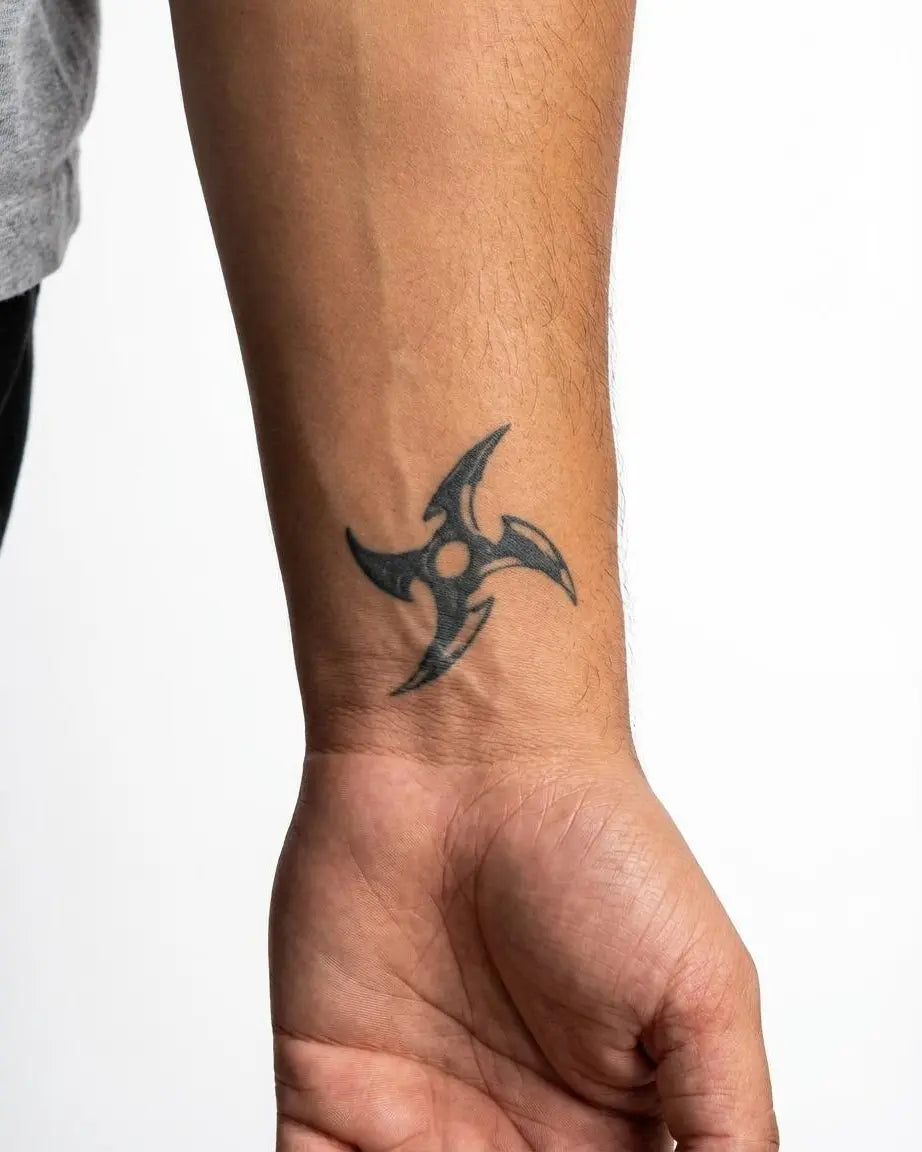 Tatuaggio semi-permanente INKON Ninja Star applicato su un uomo – design 2 x 2 in (5x5cm), aspetto realistico dell'inchiostro, dura 10 giorni