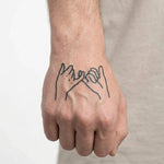 Tatuaggio semi-permanente INKON Pinky Promise 2 applicato su un uomo – design 2 x 2 in (5x5cm), aspetto realistico dell'inchiostro, dura 10 giorni