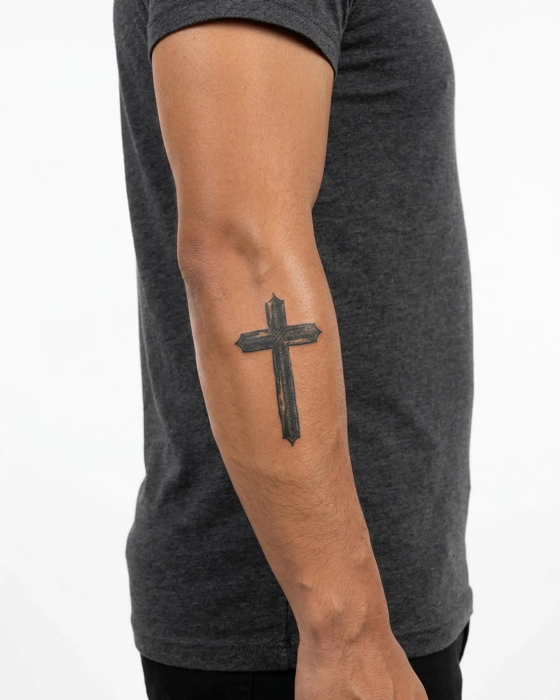 Tatuaggio semi-permanente INKON Rustic Cross applicato su un uomo – design 3 x 4 in (6x11cm), aspetto realistico dell'inchiostro, dura 10 giorni