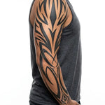 Tatuaggio semi-permanente INKON Bold Tribal Crest applicato su un uomo – design 8 x 20 in (20x50cm), aspetto realistico dell'inchiostro, dura 10 giorni