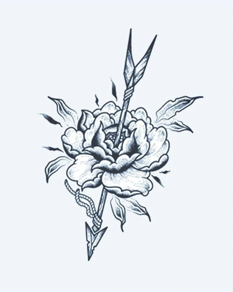 Design del tatuaggio semi-permanente Rose & Arrow di INKON – illustrazione fiore, peonia, rosa, trafitta, freccia, 3 x 4 in (7x10cm), disponibile su inkon.co