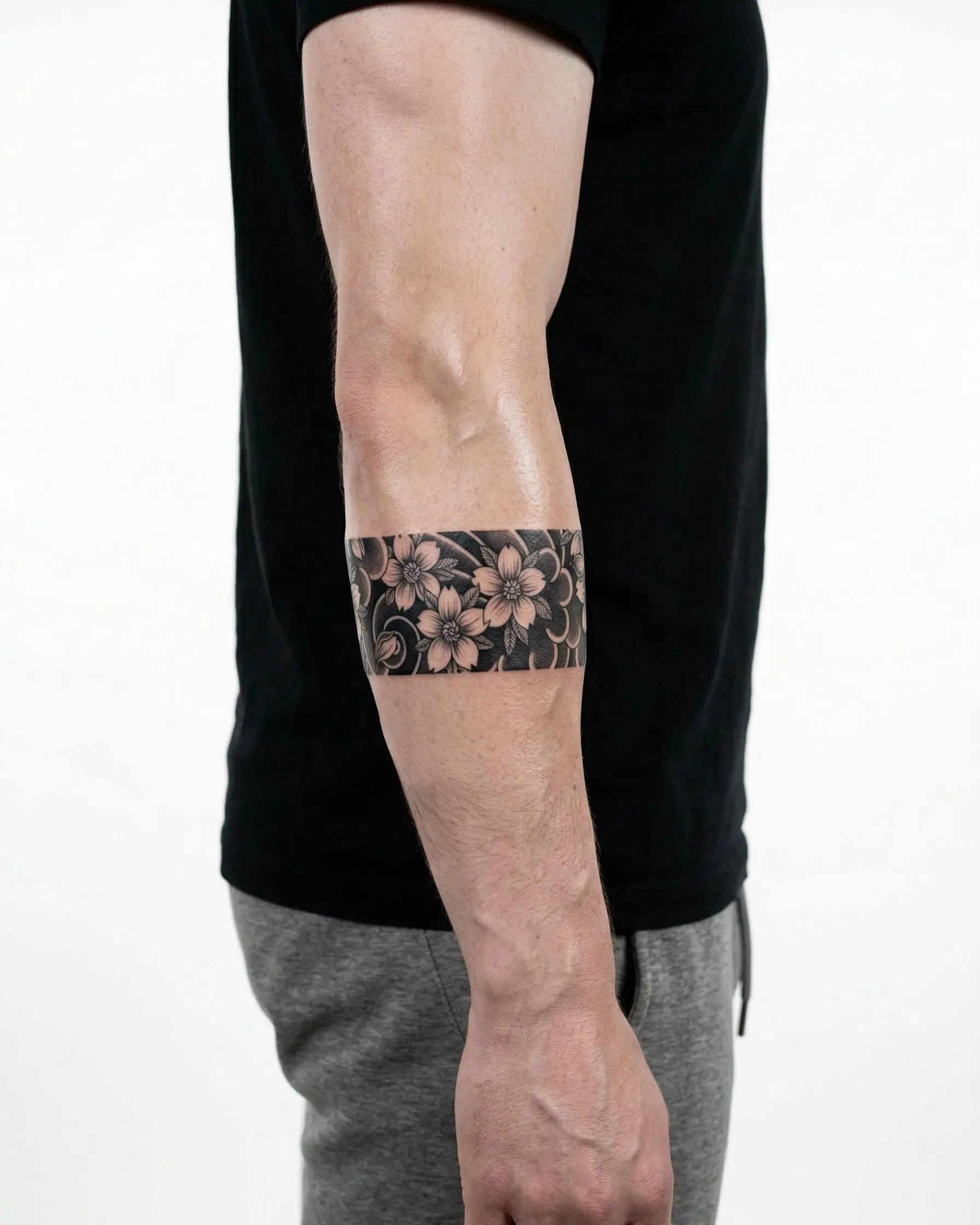 Tatuaggio semi-permanente INKON Bracciale di Fiori di Ciliegio applicato su un uomo – design 2 x 9 in (5x23cm), aspetto realistico dell'inchiostro, dura 10 giorni