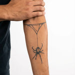 Tatuaggio semi-permanente INKON Venomous Spider Drop applicato su un uomo – design 4 x 7 in (10x17cm), aspetto realistico dell'inchiostro, dura 10 giorni
