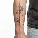 Tatuaggio semi-permanente INKON Spada e Rose applicato su un uomo – design 4 x 7 in (10x17cm), aspetto realistico dell'inchiostro, dura 10 giorni