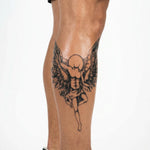 Tatuaggio semi-permanente INKON Guardian Angel applicato su un uomo – design 4 x 8 in (11x21cm), aspetto realistico dell'inchiostro, dura 10 giorni
