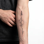 Tatuaggio semi-permanente INKON Freccia della Natura applicato su un uomo – design 4 x 7 in (10x17cm), aspetto realistico dell'inchiostro, dura 10 giorni