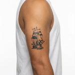 Tatuaggio semi-permanente INKON Veliero applicato su un uomo – design 4 x 7 in (10x17cm), aspetto realistico dell'inchiostro, dura 10 giorni