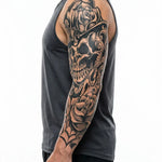 Tatuaggio semi-permanente INKON Skull in Top Hat & Roses applicato su un uomo – design 8 x 20 in (20x50cm), aspetto realistico dell'inchiostro, dura 10 giorni