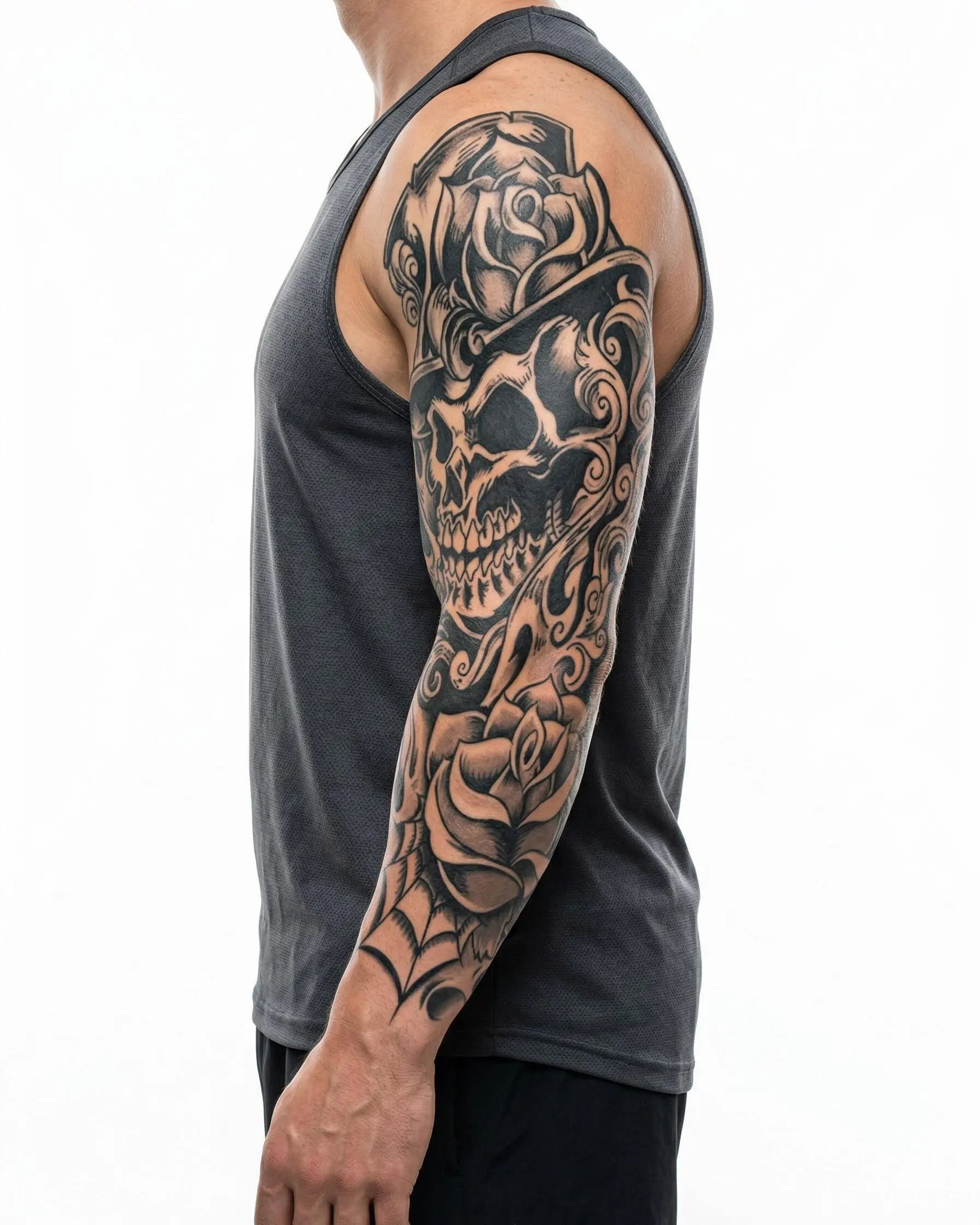 Tatuaggio semi-permanente INKON Skull in Top Hat & Roses applicato su un uomo – design 8 x 20 in (20x50cm), aspetto realistico dell'inchiostro, dura 10 giorni