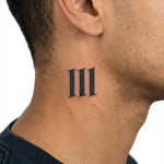 Tatuaggio semi-permanente INKON Bold Roman Numeral applicato su un uomo – design 2 x 2 in (5x5cm), aspetto realistico dell'inchiostro, dura 10 giorni